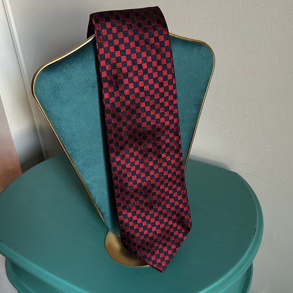 Tincati Men’s Italian Silk Classic Deep Navy and Red Checked Print Necktie - Picture 5 of 5